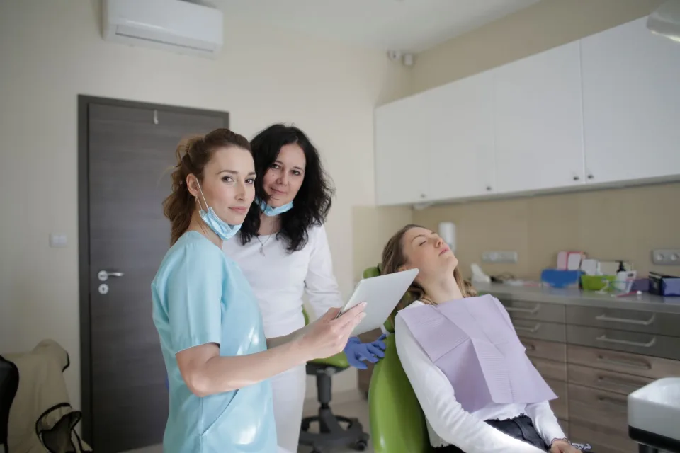 Phục hình răng cửa sứt mẻ bằng trám thẩm mỹ — sau