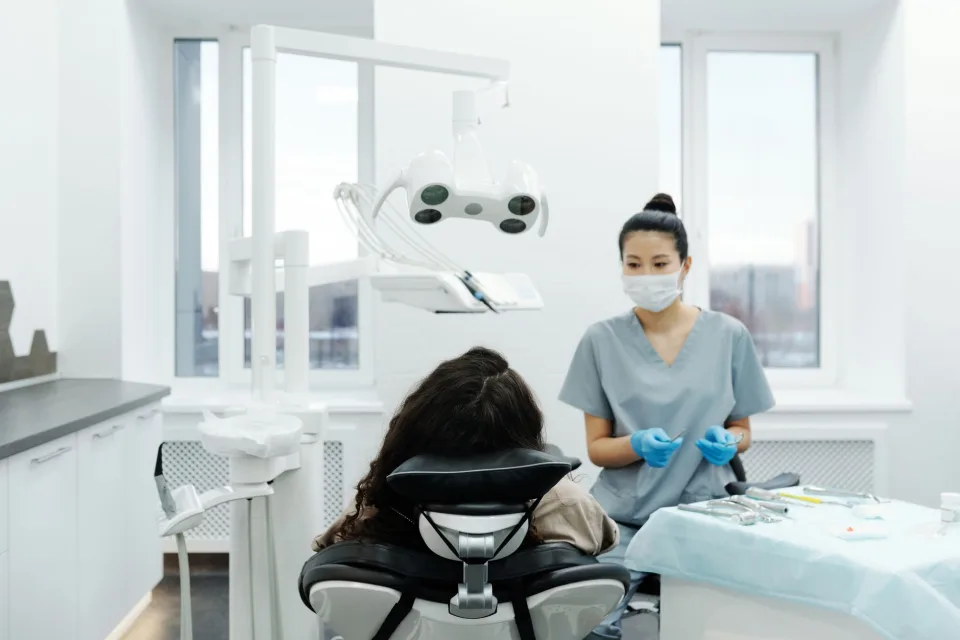 Cạo vôi và tẩy trắng — răng sạch mảng bám, sáng đều hơn — trước