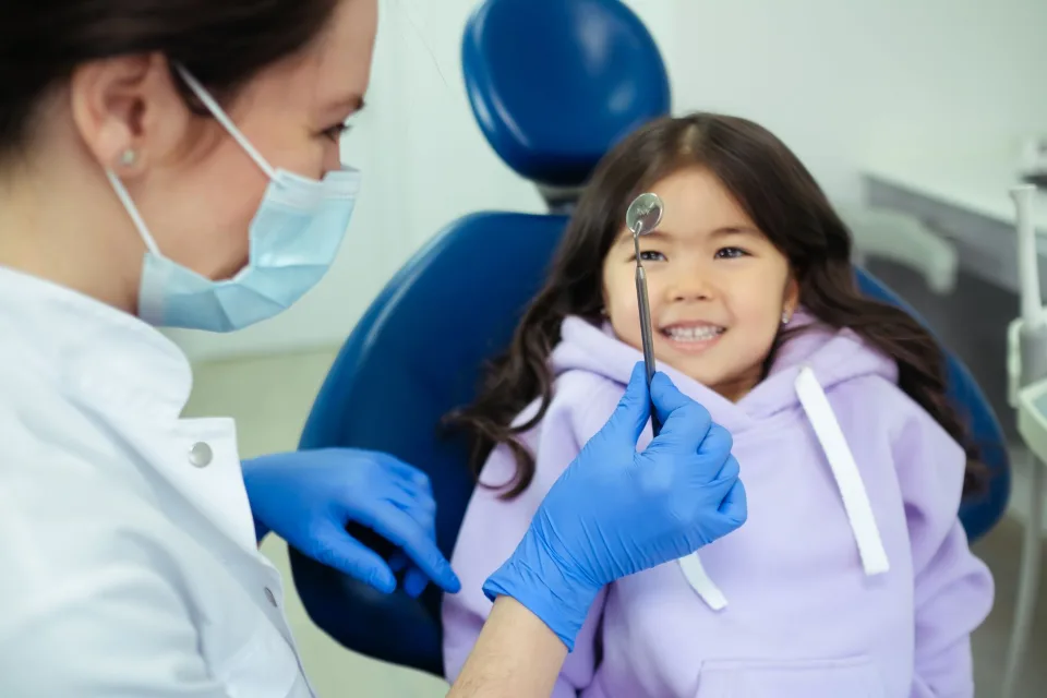 Phục hình răng cửa sứt mẻ bằng trám thẩm mỹ — trước
